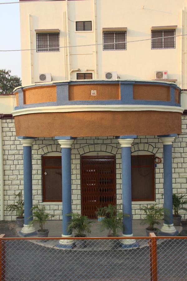 Yuvraj Lodge Osmanabad Exterior photo