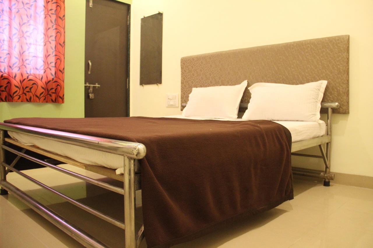 Yuvraj Lodge Osmanabad Exterior photo