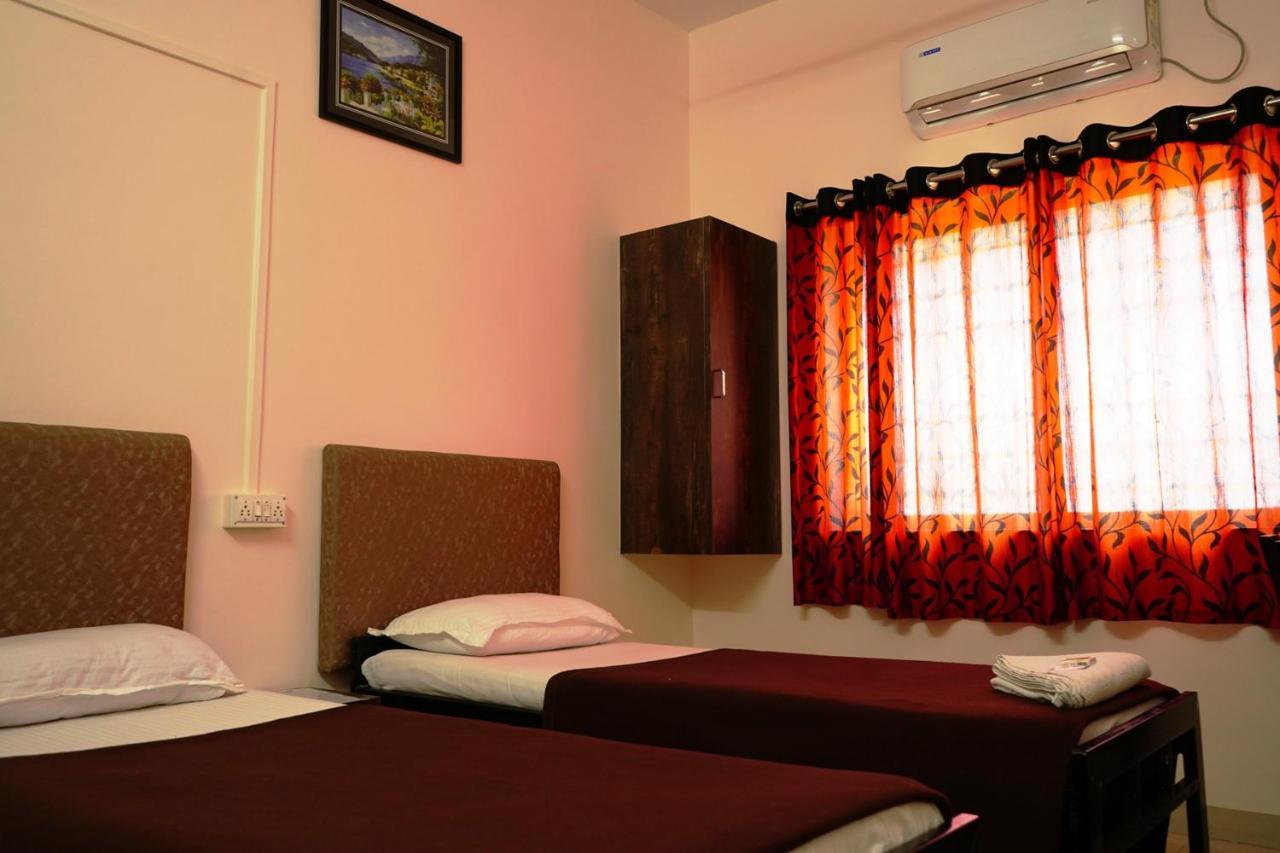Yuvraj Lodge Osmanabad Exterior photo