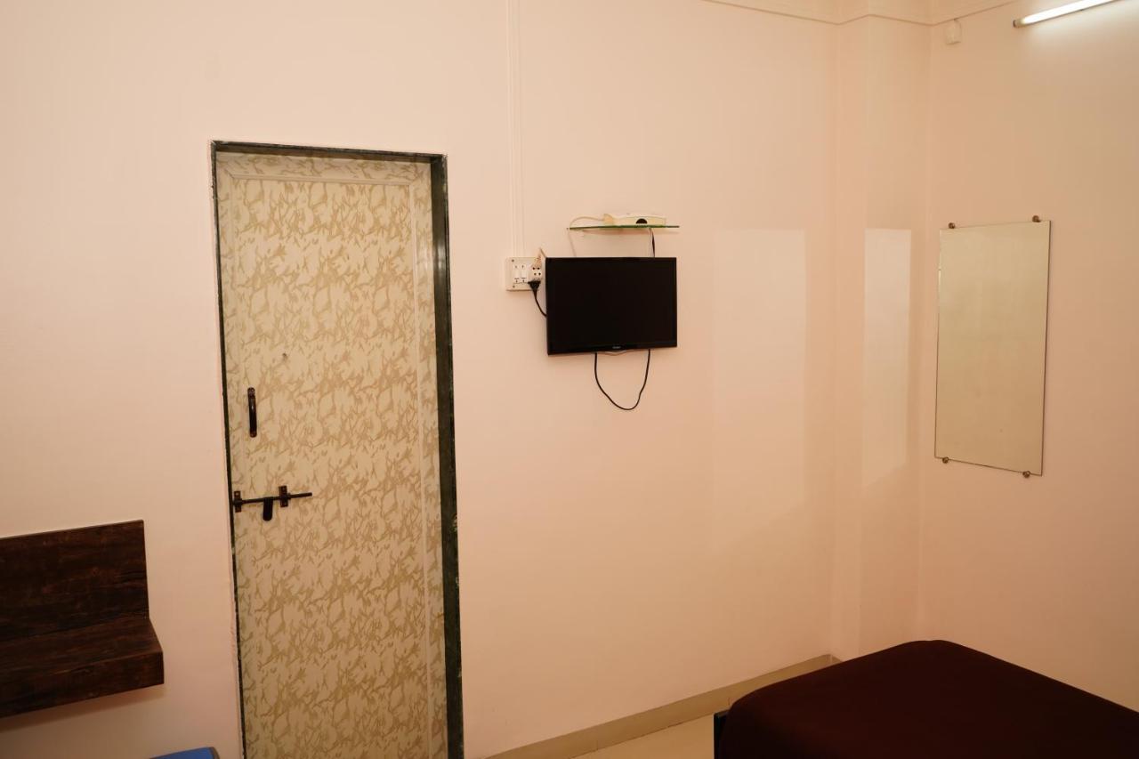 Yuvraj Lodge Osmanabad Exterior photo